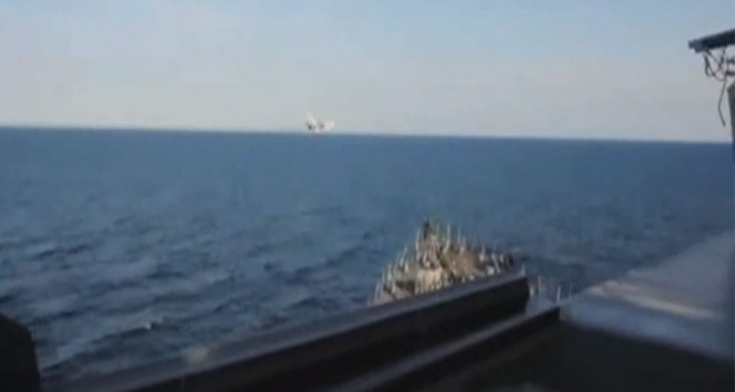 Rus uçaklarından ABD gemisine taciz!