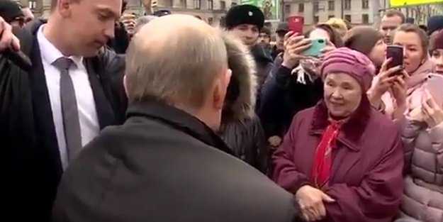 Rus vatandaştan Putin'i terleten zor soru: Siz bu maaşla yaşayabilir misiniz?