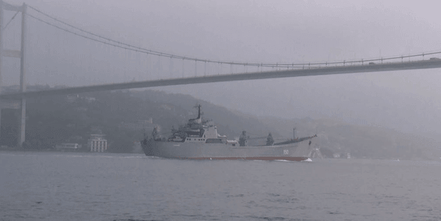 Rus zırhlısı İstanbul Boğazı'ndan geçti