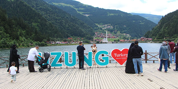 Ruslar Antalya'ya Arap turistler Trabzon'a akın ediyor