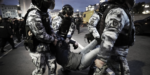 Ruslar cepheye gitmek istemiyor: Seferberlik karşıtı protestolarda 1200'den fazla gözaltı!