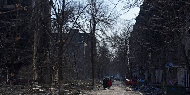 Ruslar Mariupol'ü harabeye çevirdi
