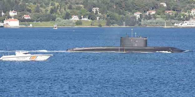 Ruslara ait denizaltı ve askeri kurtarma gemisi Çanakkale Boğazı'ndan geçti