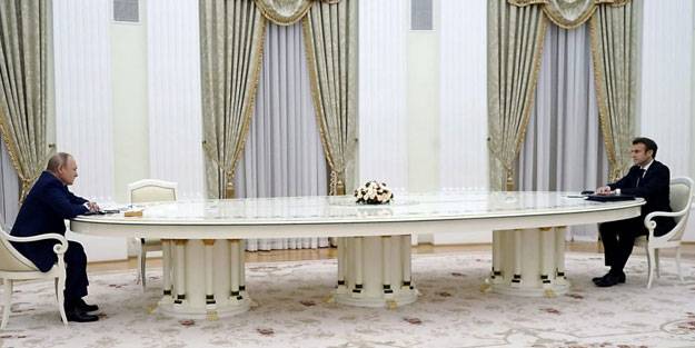 Ruslardan çılgın iddia! Macron'un uzun masaya oturtulma sebebini açıkladılar