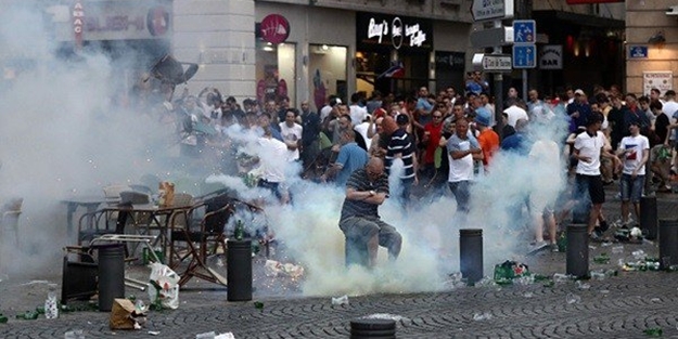 Rus holiganlardan İngiliz holiganlara: Kız gibisiniz