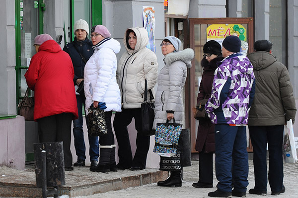 Rusların yaklaşık üçte biri, çalışmadan maaş almak istiyor 