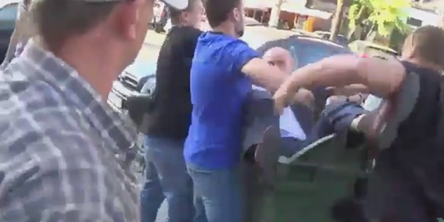 Rüşvet yiyen müdürü çöpe attılar