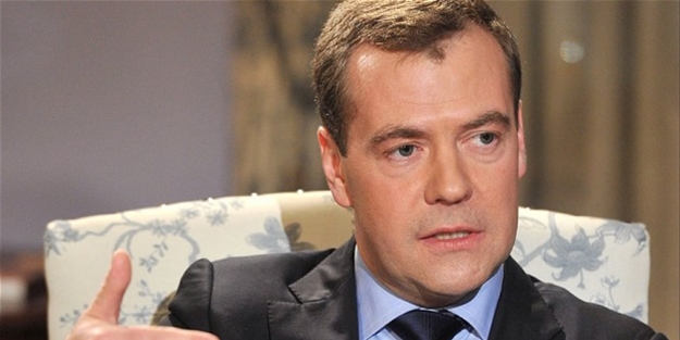 Medvedev itiraf etti! Sosyal medya yıkıldı