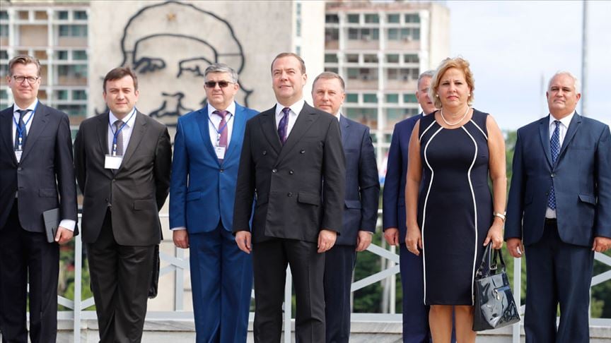 Rusya Başbakanı Medvedev Küba'ya destek ziyareti yaptı