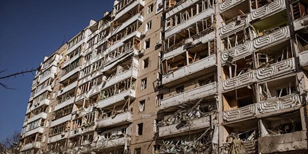 Rusya bir apartmanı daha vurdu! Ölüler var