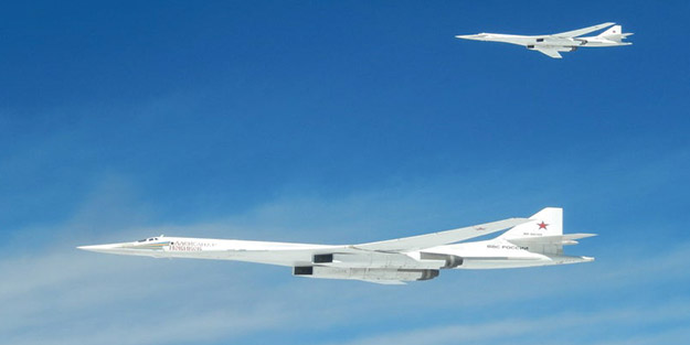 İki ülke arasında gerginlik! Kritik bölgede bombardıman uçakları manevra yaptı