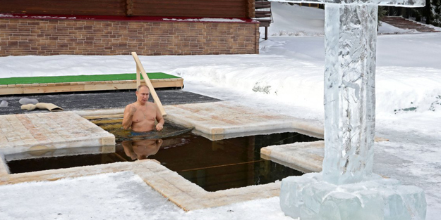 Rusya Lideri Putin dondurucu soğukta buz gibi suya girdi! İşte o anlar..