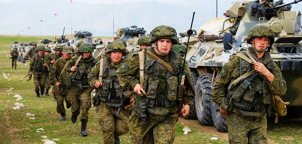 Rusya o ülkenin sınırında gövde gösterisinde bulundu