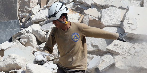 Enkazdan güvercin çıkarıldı