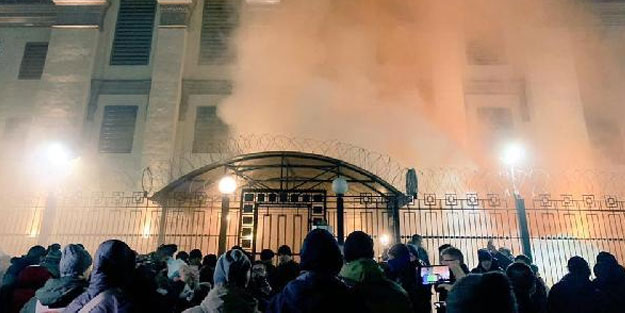 Rusya-Ukrayna gerilimi tırmanıyor! Kiev'de Rus konsolosun aracını yaktılar