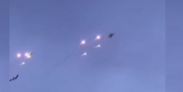 Rusya Ukrayna mevzilerini Su-25 tipi savaş uçaklarıyla böyle vurdu