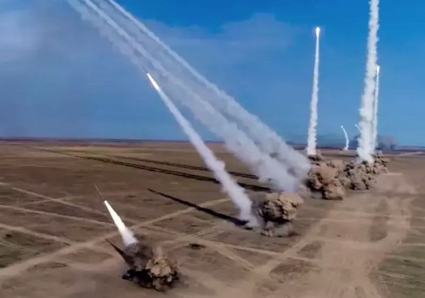 Rusya Ukrayna’yı bu silahla vurdu! Dumanlar kilometrelerce öteden görünüyor