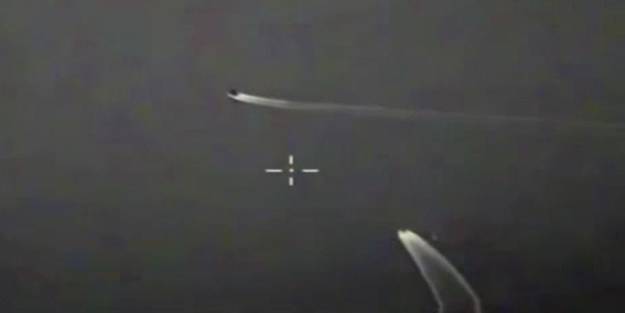 Rusya, uyarı atışı yapılan İngiliz savaş gemisinin görüntülerini yayınladı!