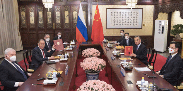 Rusya ve Çin Dışişleri Bakanlarından kritik görüşme! Wang Yi, Lavrov ile görüştü