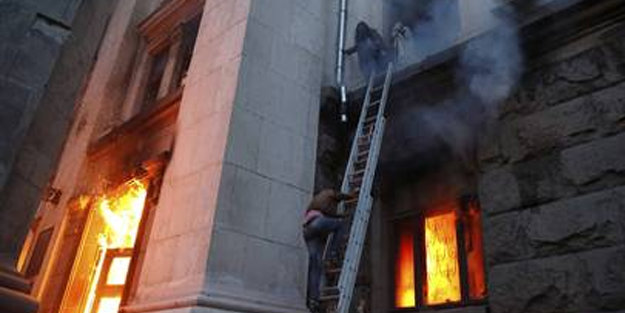 Rusya yanlıları binayı ateşe verdi!