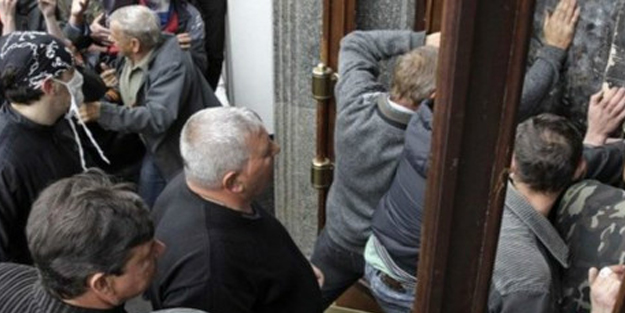 Rusya yanlıları kamu binalarına saldırdı