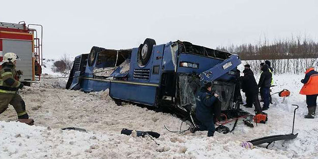 Rusya'da 33 çocuk taşıyan otobüs devrildi! Çok sayıda ölü var