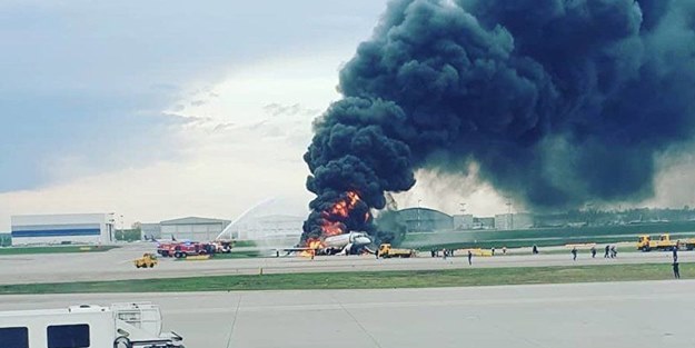 Rusya'da acil iniş yapan yolcu uçağı alev aldı!