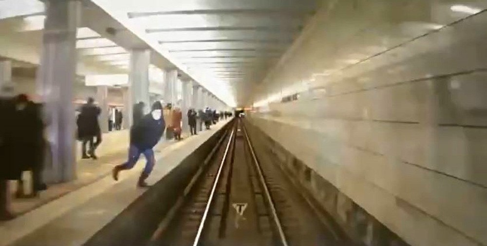 Adam bir anda kendini raylara bıraktı! Dehşet anları böyle görüntülendi
