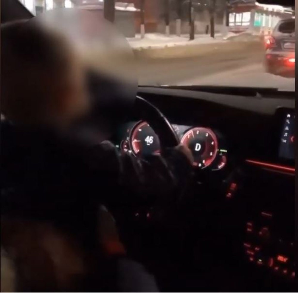 Rusya’da bir baba 2 yaşındaki çocuğuna araba kullandırdı! O anları bir de sosyal medyadan paylaştı