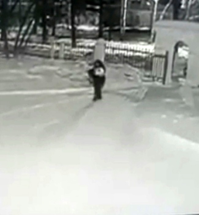 Rusya’da bir baba bebeğini kar yağışının ortasında bırakıp kaçtı 