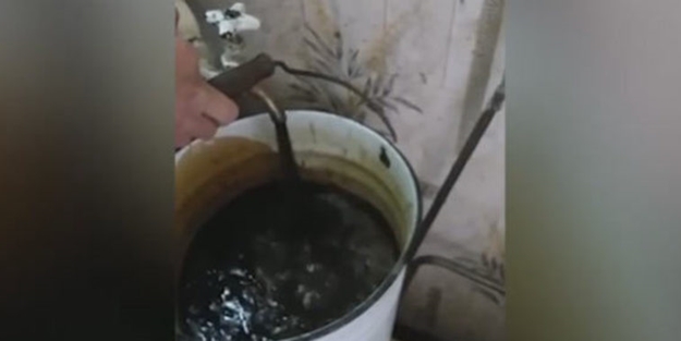 Köyün musluklarından petrol aktı