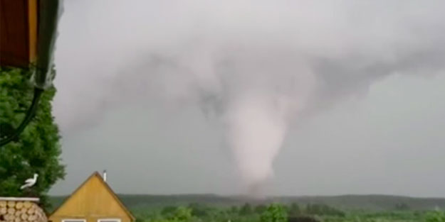 Rusya’da çıkan dev hortum paniğe neden oldu