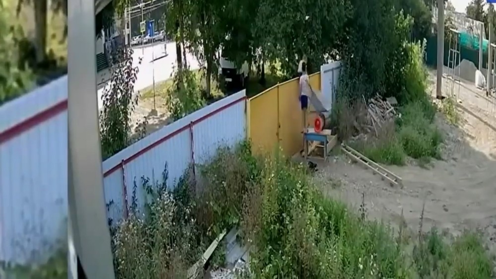 Rusya’da çocukların el arabası çalma mücadelesi kamerada 