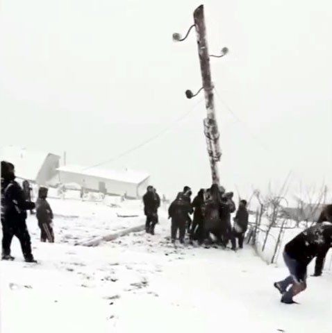 Rusya’da devrilen elektrik direğini kaldırmaya çalışan köylüler canından oluyordu 