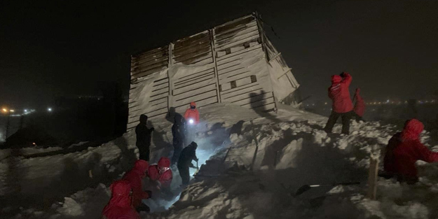 Rusya'da evlerin üzerine çığ düştü!