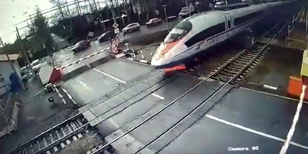 Rusya'da feci kaza: Hızlı tren yayayı ezdi