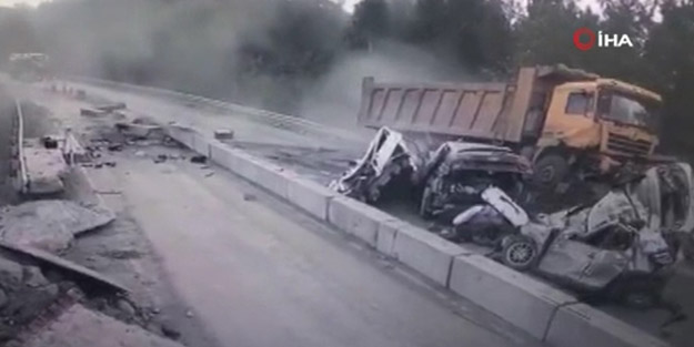 Rusya'da feci kaza, ölü ve yaralılar var! Süratli kamyon önündeki araçları biçip geçti