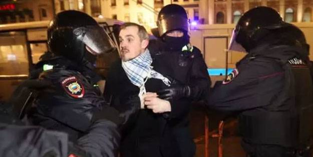 Rusya’da gözaltı sayısı 3 bini geçti