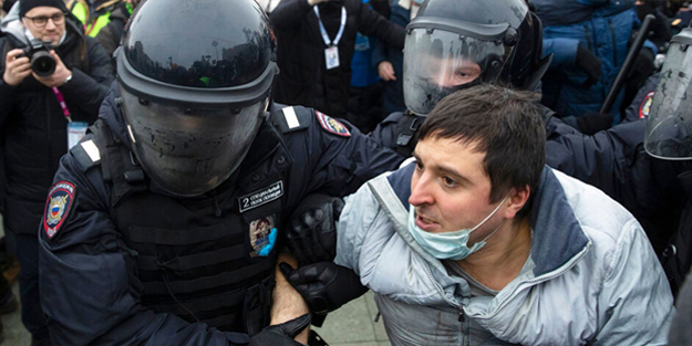 Rusya'da halk sokakta! Gözaltı sayısı 3 bini aştı