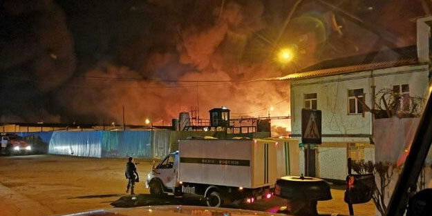 Rusya'da isyan çıktı! Binayı ateşe verdiler