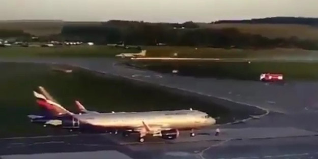 Rusya'da korku dolu anlar! Savaş uçağının inişinde beklenmedik olay