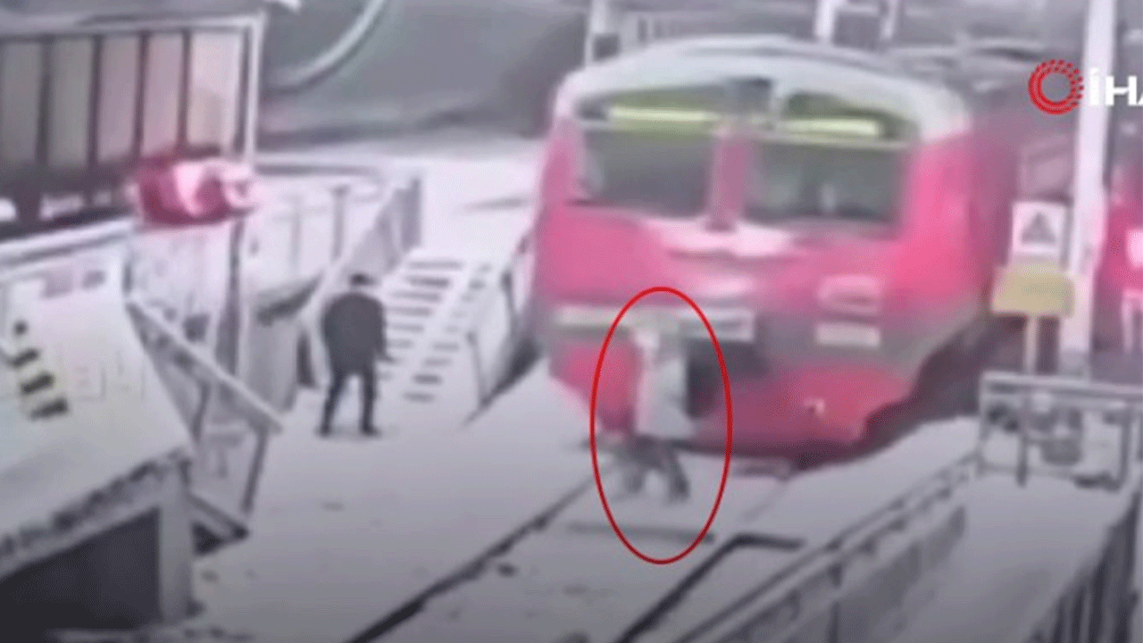 Rusya'da korkunç kaza! Küçük kız trenin altında kaldı!