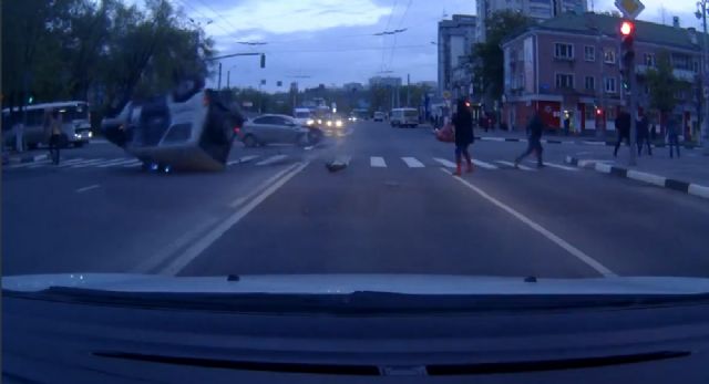 Rusya'da polis cipi taklalar attı