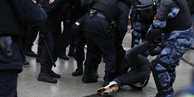 Rusya'da protesto! On binlerce kişi katıldı, gözaltılar var