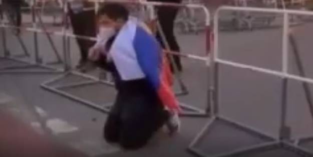 Rusya'da Putin'i çıldırtacak görüntü! Ukraynalıların önünde diz çöküp...