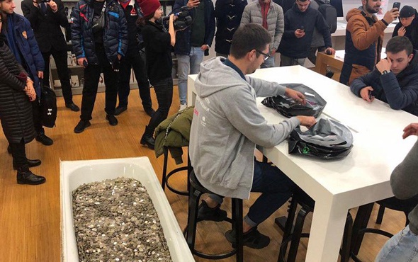 Rusya'da telefon ödemesini küvet dolusu bozuk parayla yaptı