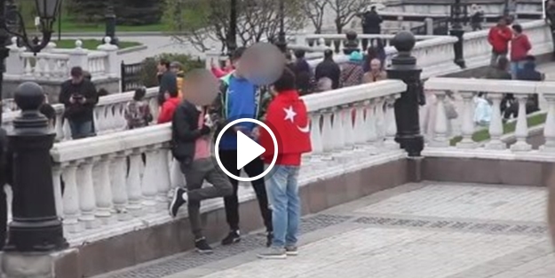 Sırtına Türk bayrağı takıp Kızıl Meydan'da...