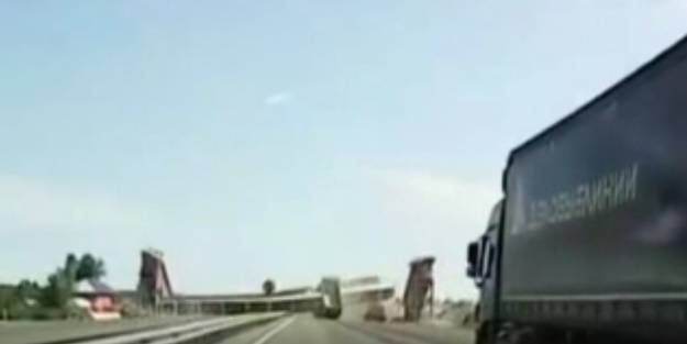 Rusya'da üst geçit saniyeler içinde böyle yok oldu