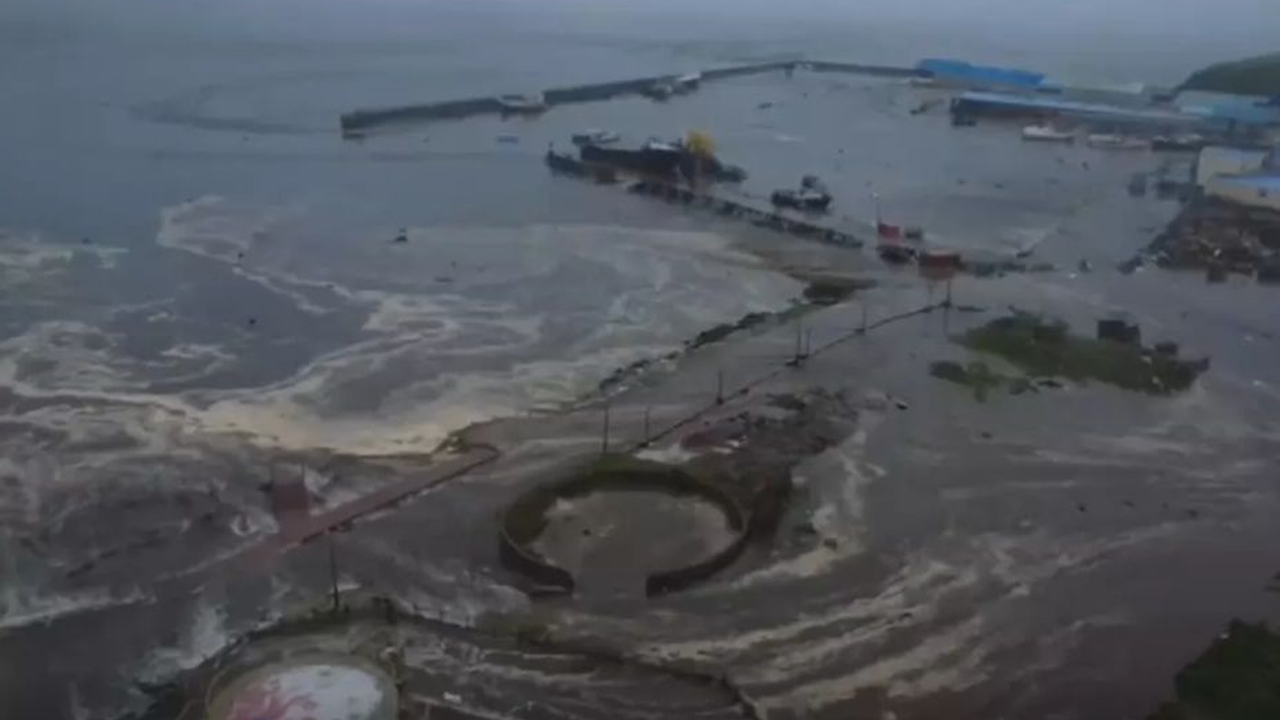 Rusya'daki 8.8'lik deprem bir şehri komple yuttu!