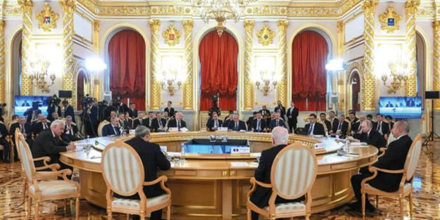 Rusya'daki zirvede gergin anlar! Aliyev Paşinyan'a sert çıktı